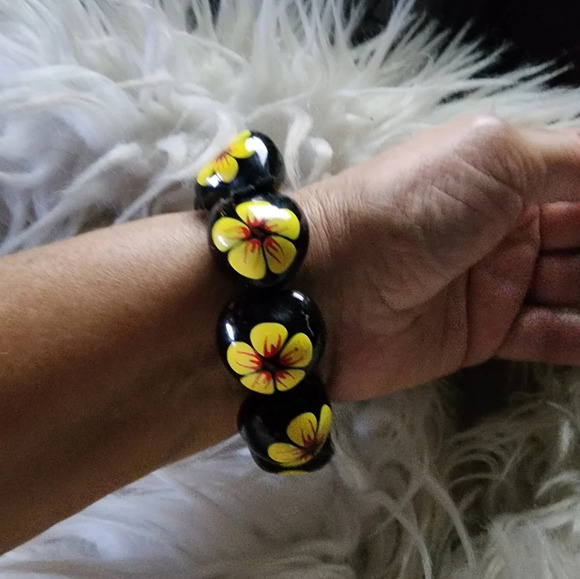 Hawaiian Coconut Shell Bracelet - Picture 3 of 5